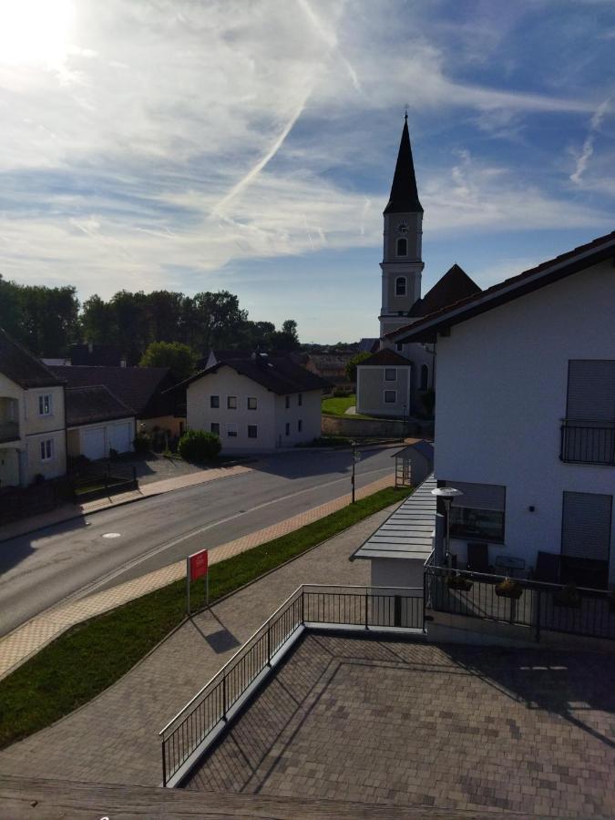 Aussergewoehnliche Atelierferienwohnung Mit Balkon An Der Donau Winzer Exterior photo